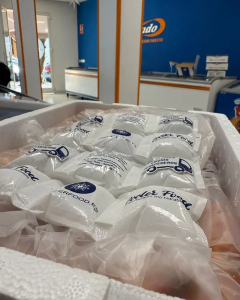 Caja de marisco preparada con acumuladores de frío, sin agua ni hielo, en Congelados Fernando