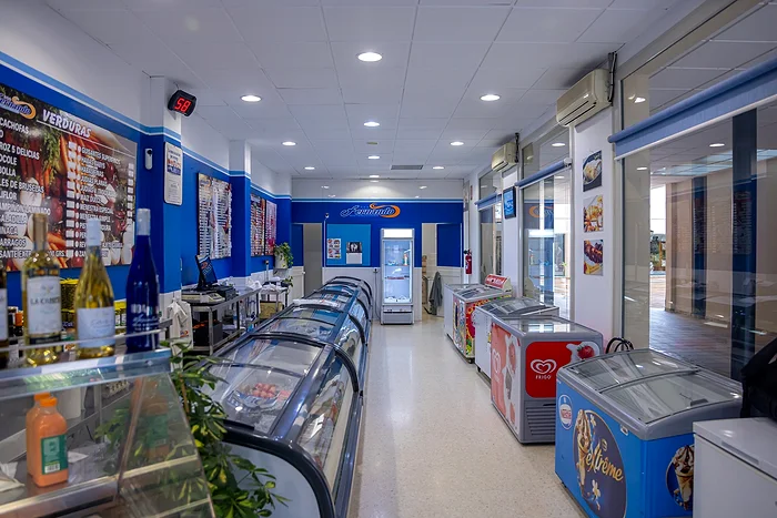 Interior de la tienda de Congelados Fernando en Víctor Pradera, con los arcones y el mostrador