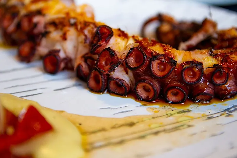 Pata de pulpo a la brasa con pimentón, lista para servir